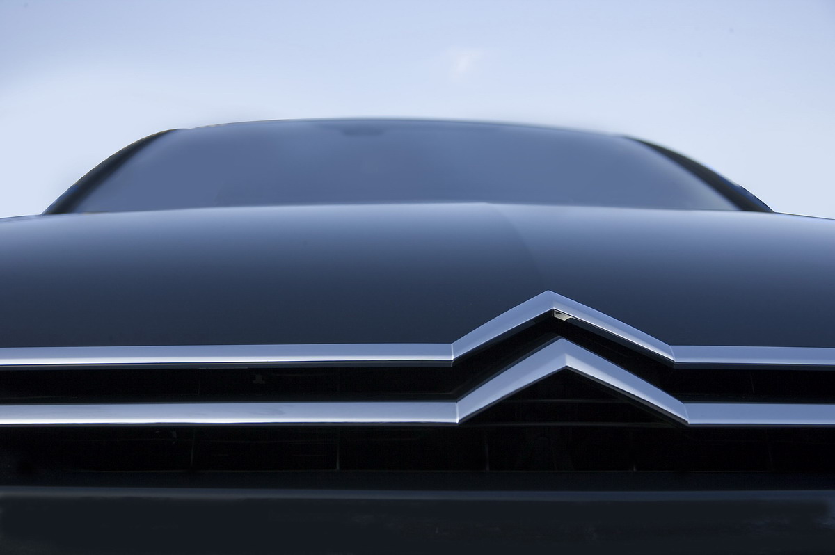 Citron C6 - Design Extrieur: Vue agrandie des chevrons sur le capot de la Citron C6. L'identit de la voiture et de la marque en est renforce.